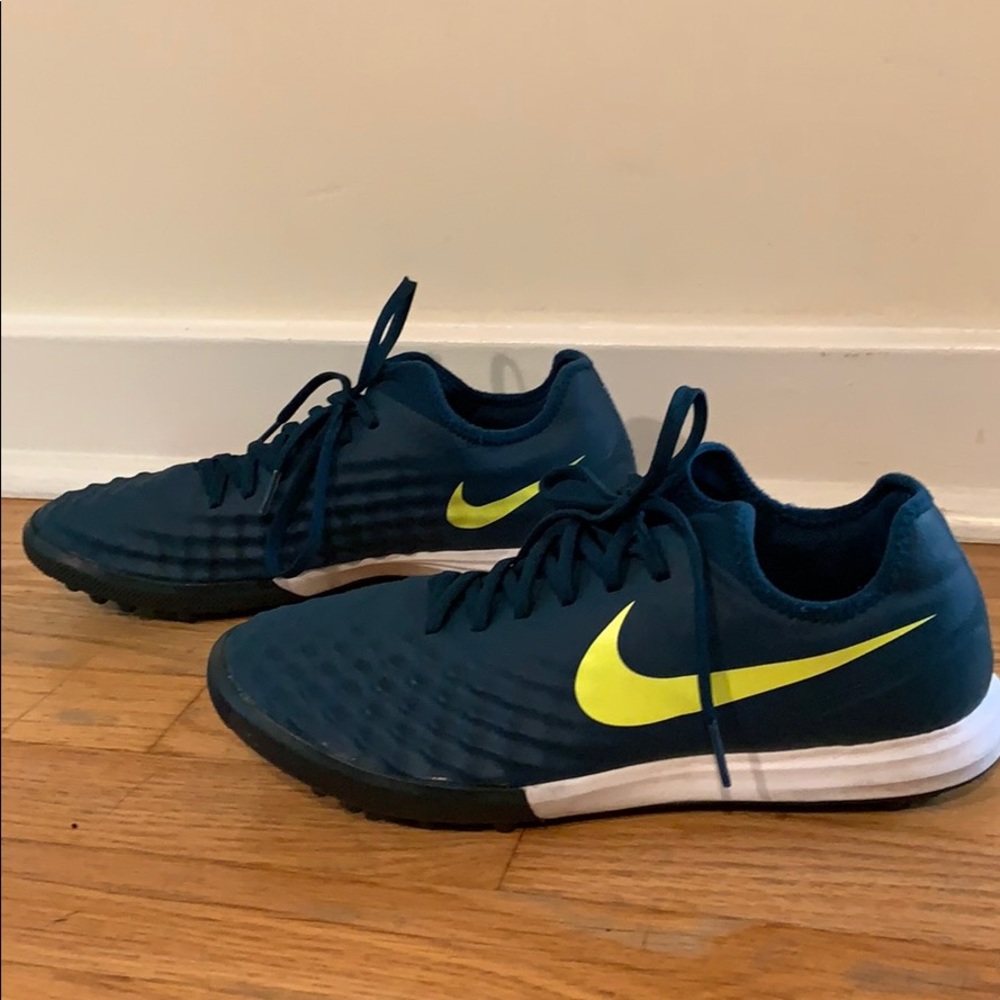 Men’s Nike Magista Finale II indoor soccer shoes